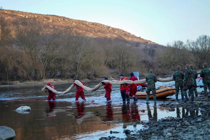 Apa Nistrului din nordul Republicii Moldova este poluată cu petrol. FOTO: Igsu.gov.md