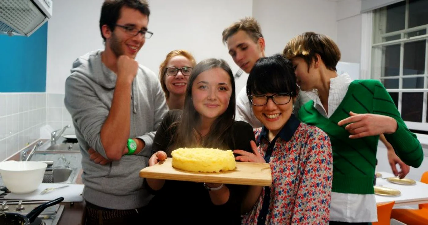 Violeta Petrimari a organizat o petrecere cu specific moldovenesc la căminul studenţesc FOTO? Arhivă personală