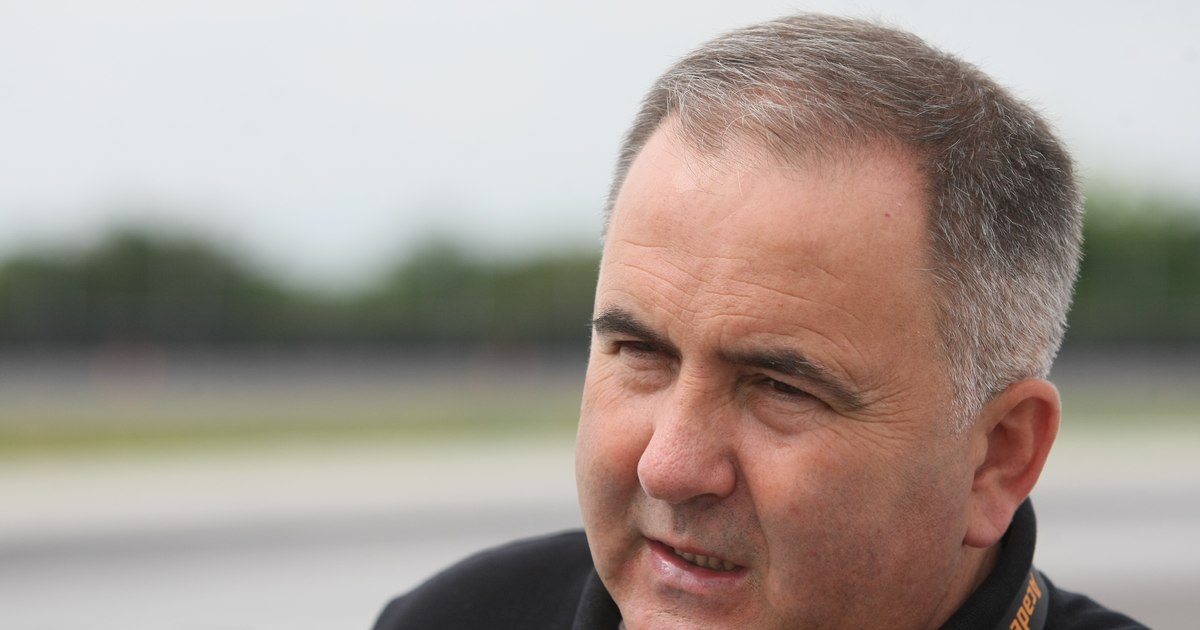 Titit Aur explică de ce este greşit să conduci în papuci, pantofi cu toc sau desculţ, dar şi de ce locul din dreapta şoferului se numeşte „scaunul mortului”