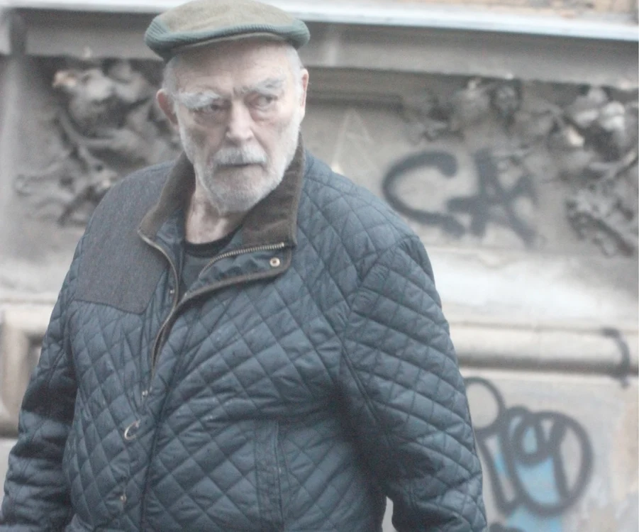 
    În octombrie 2015, actorul a fost surprins de fotoreporterii Click! în drumul său dinspre piață spre casăfoto: CAPS  