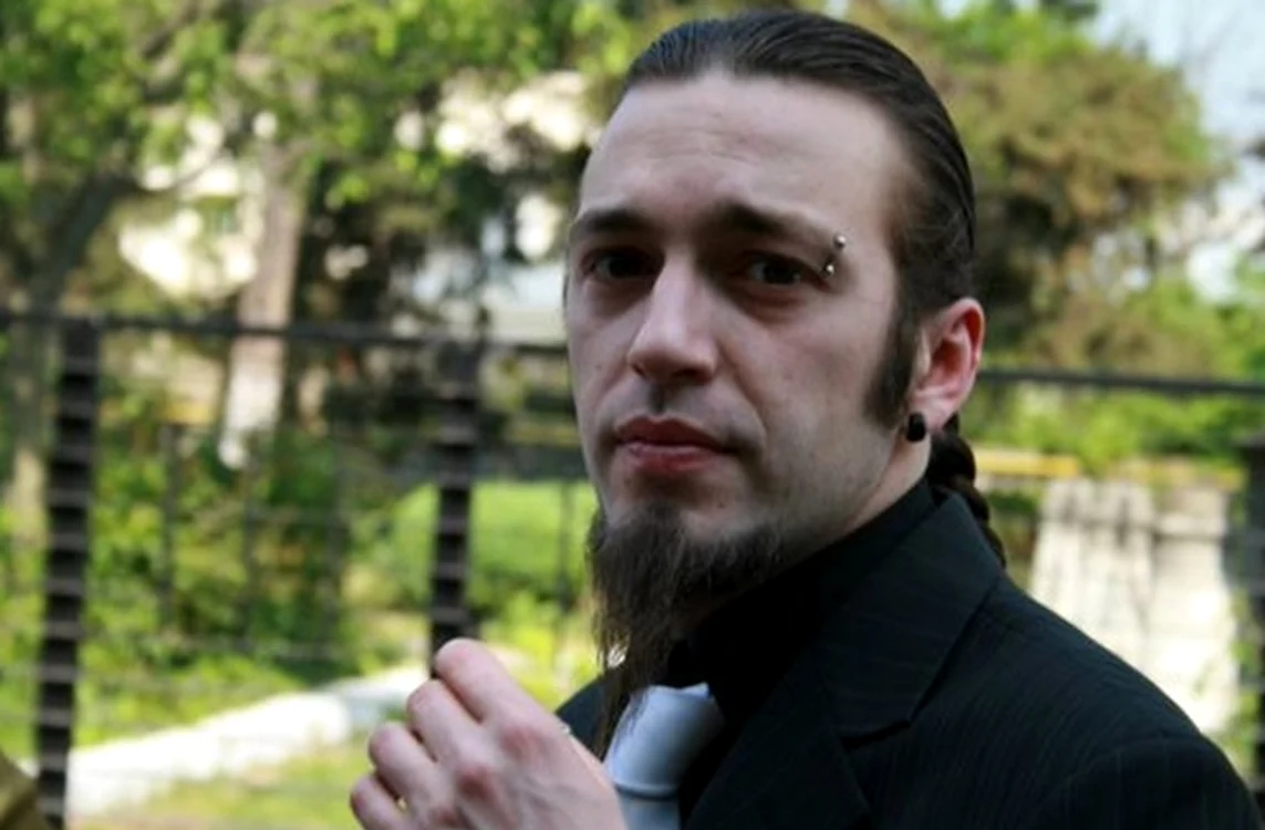 Tânărul este pasionat de muzica rock din liceu