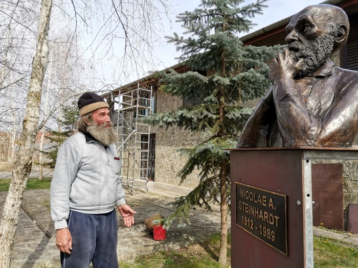 Ioan Chiş a amenajat în curtea sa o alee a personalităţilor FOTO Ş.Both