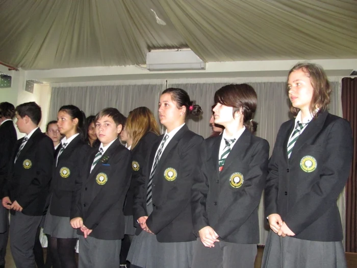 Liceeni de la Transylvania College, în noiembrie 2011, la inaugurarea noului corp de clădire FOTO: Florina Pop