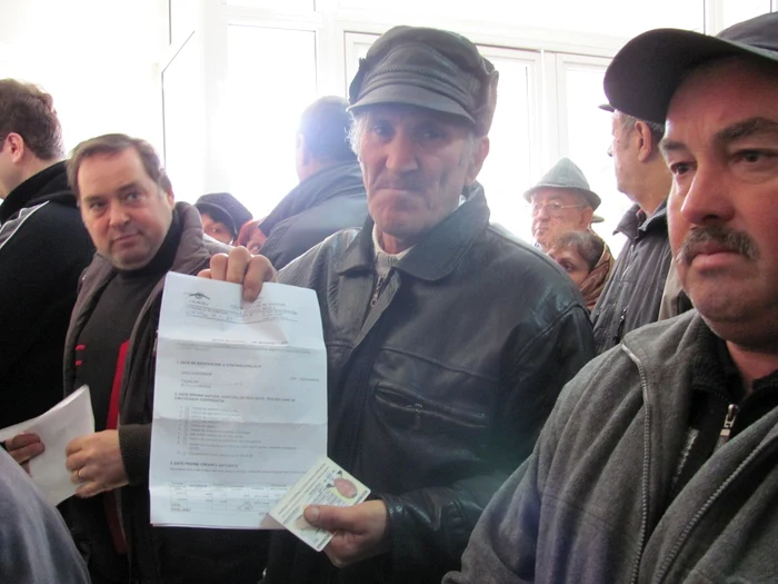 Oamenii stau ore în şir la coadă să-şi plătească dările la CJAS