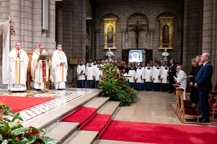 Charlene, Albert de Monaco și Prințesa de Hanovra la slujba comemorativă pentru Papa jpg