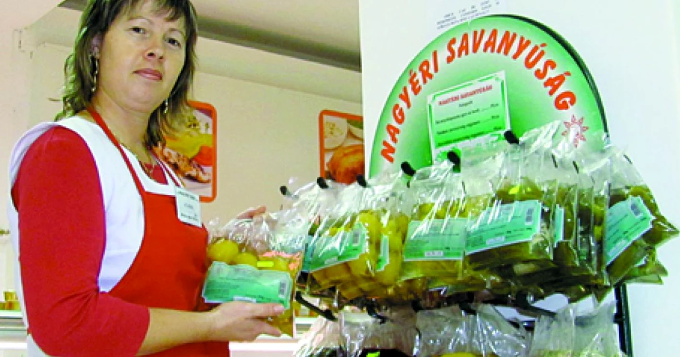 Vânzătorii din magazinele ungureşti spun că au zilnic sute de clienţi, care cumpără în special carne de curcan, dar în ultimele zile cer multe murături