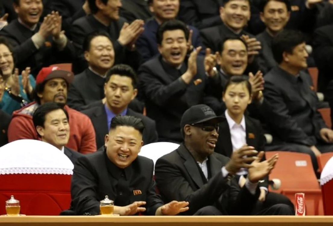 Kim Jong-un şi Dennis Rodman par buni prieteni. Cei doi au participat în februarie, la Phenian, la un meci demonstrativ de baschet. Foto: Jason Mojica / Associated Press / http://www.latimes.com
