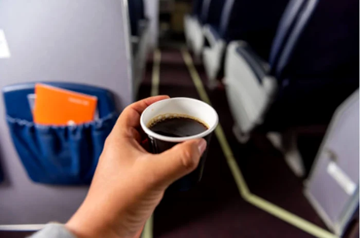 O cafea servită în avion a dus la plata a mii de euro despăgubiri. Foto: IStock 