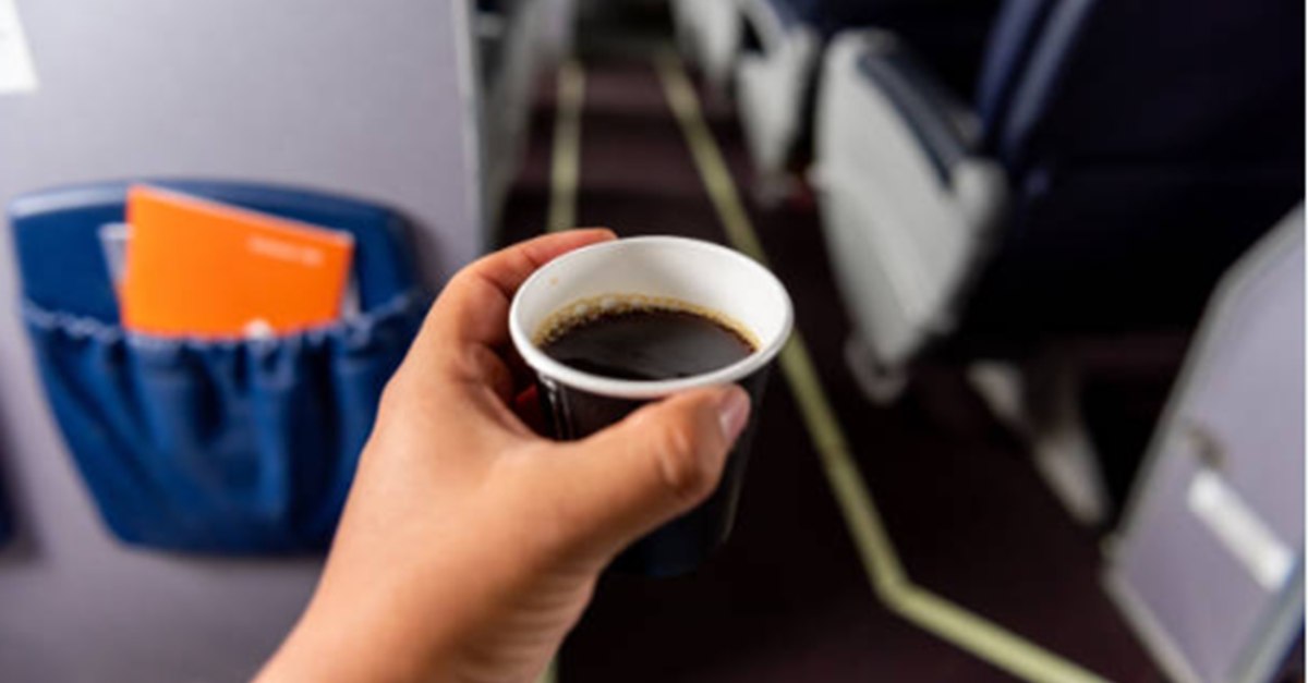 Ryanair, obligată la mii de euro despăgubiri după ce o pasageră s-a ars cu cafea în timpul zborului
