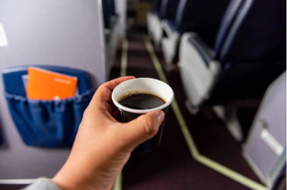 Ce nu știai despre apa și cafeaua din avion. Avertismentul unei foste stewardese: „Sunt dezgustătoare!”