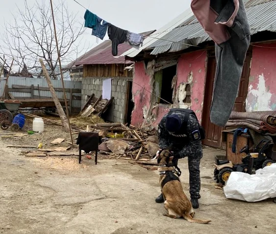 Polițiștii au verificat 25 de familii într-un cătun din localitatea Șcheia FOTO IPJ Suceava 