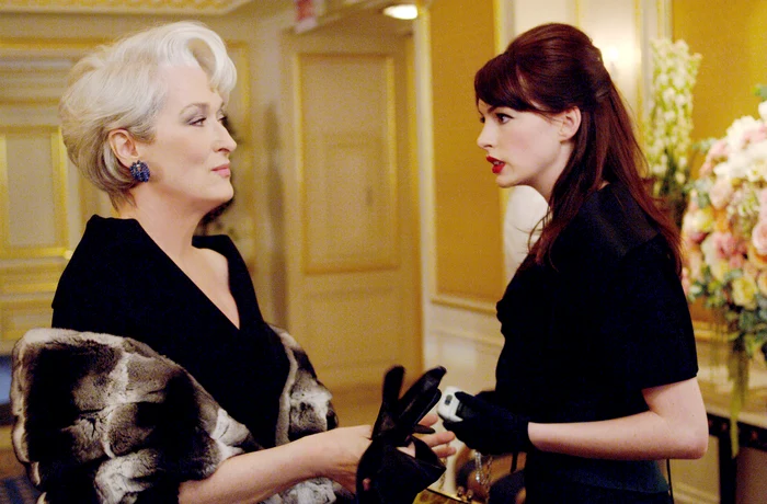 Miranda Priestly (Meryl Streep), reușește să și surprindă asistenta, Andy Sachs (Anne Hathaway) În filmul „Diavolul se îmbracă de la Prada”, 2006, profimedia 0020637827 jpg
