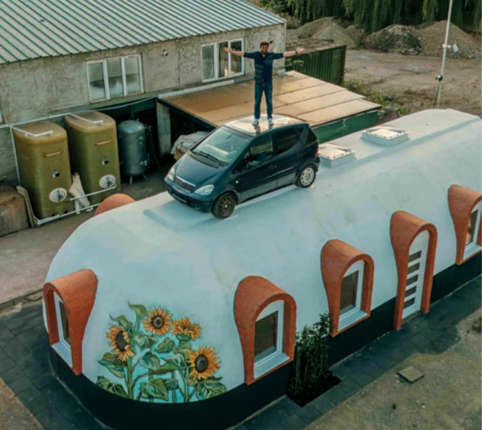 Brașoveanul a testat rezistența casei cu o mașină. Foto: Business Magazin