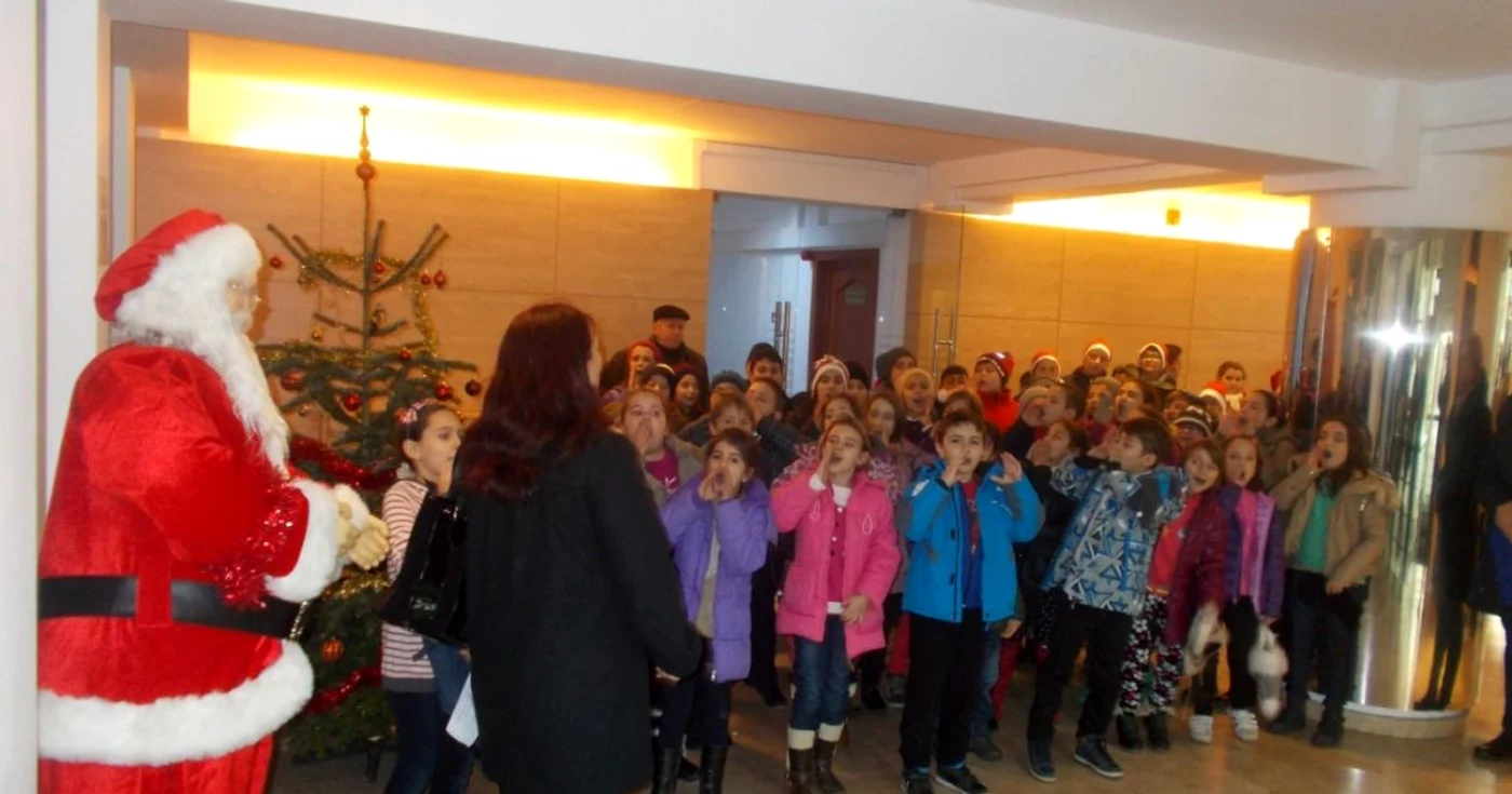 Colindătorii care au ajuns la Consiliul Judeţean s-au putut fotografia doar cu o „copie“ a Moşului. Foto: Alina Mitran