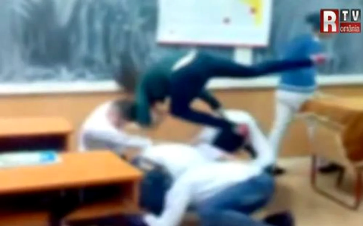 Eleva curajoasă a suferit doar o lovitură puternică în cap. (captură RTV)
