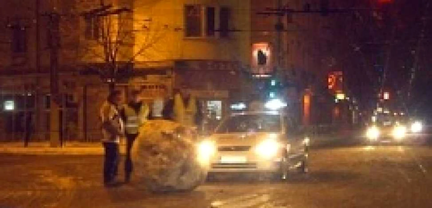 Un bulgăre de zăpadă imens a fost pus în mijlocul unei intersecţii dintr-un oraş bulgar
