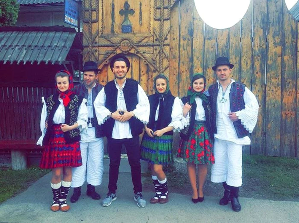 Faydee a îmbrăcat straie românești
