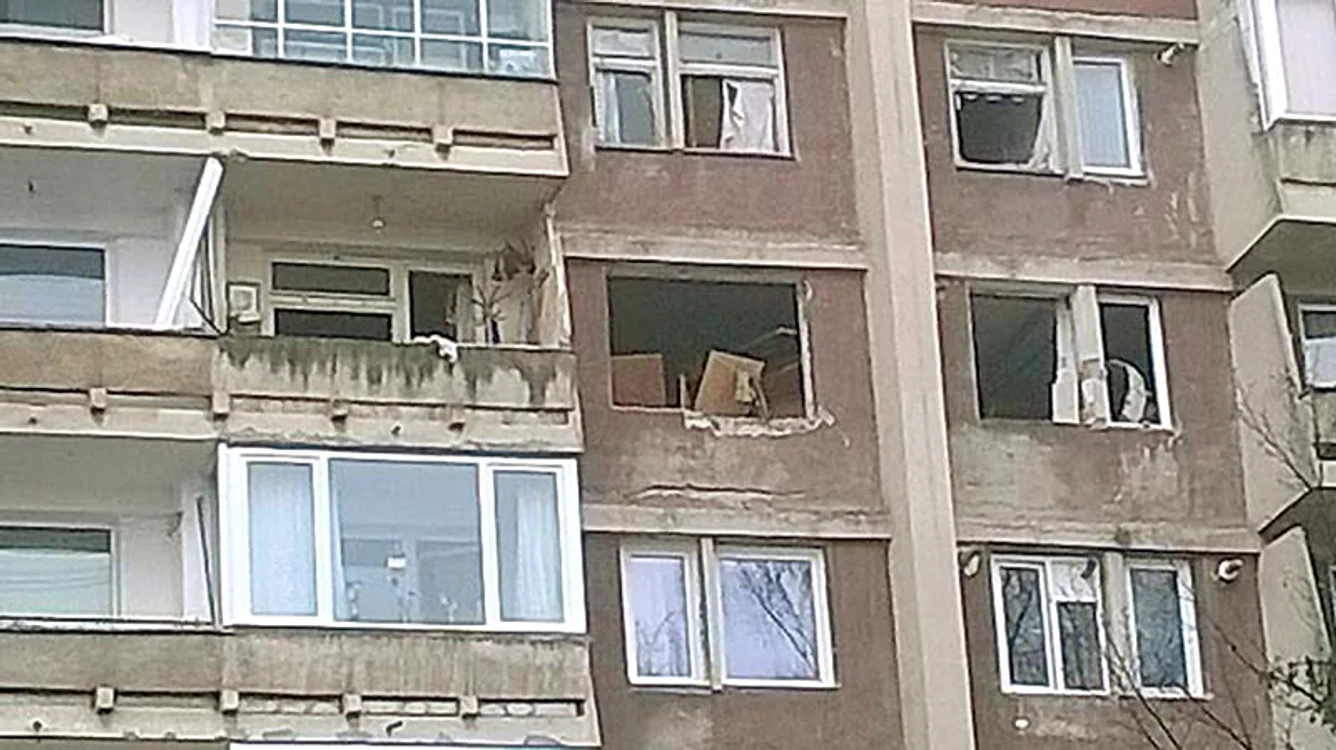 
    Suflul exploziei a făcut ţăndări ferestrele mai multor apartamente  