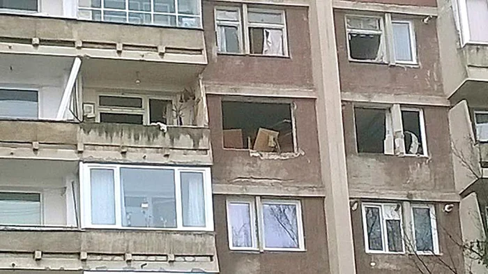 Suflul exploziei a făcut ţăndări ferestrele mai multor apartamente