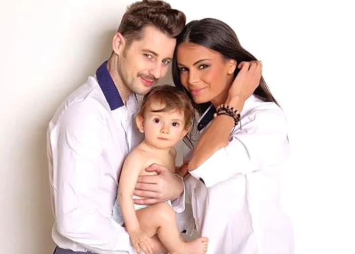 
    Anca Serea și Adi Sînă, alături de fiul lor, Noah, când acesta avea un anișor  