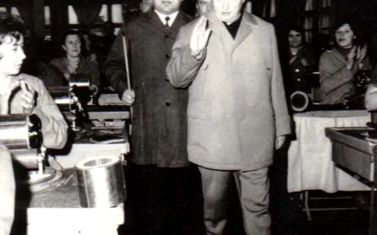 Nicolae Ceauşescu, în vizită la Electroprecizie Săcele. FOTO: ARHIVELE NAŢIONALE