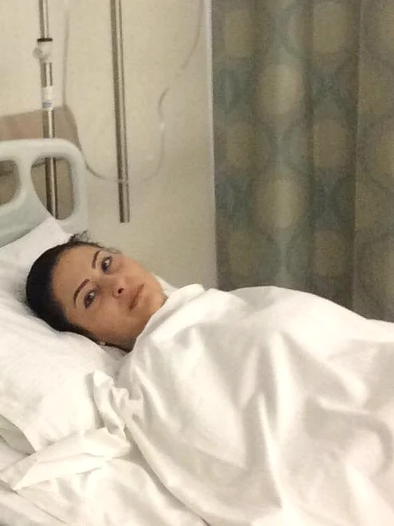 Simina (38 de ani) se luptă cu cancerul. În acest moment, se află la spitalul Acibaden, din Istanbul, singurul unde a găsit speranța că viața ei poate fi prelungită