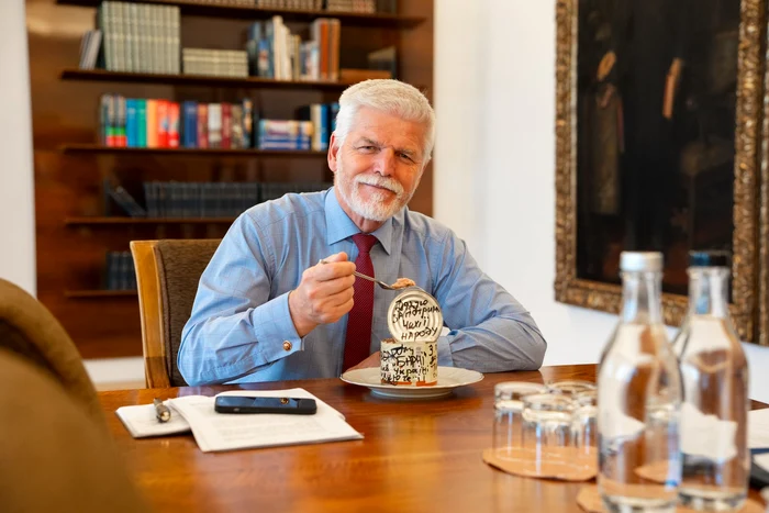 Petr Pavel, preșdintele Cehiei, mâncând din conserva trimisă de pe front FOTO: X