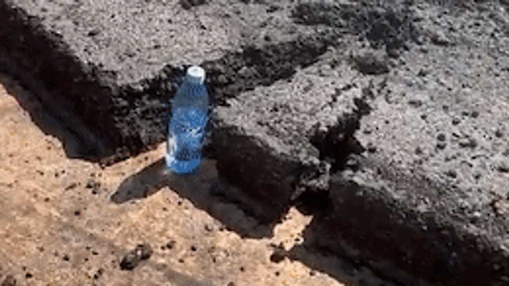 Podul peste Dunăre de la Brăila arată jalnic. Asfaltul a crăpat și s-au format șanțuri ca pe „arătură”, spun șoferii VIDEO