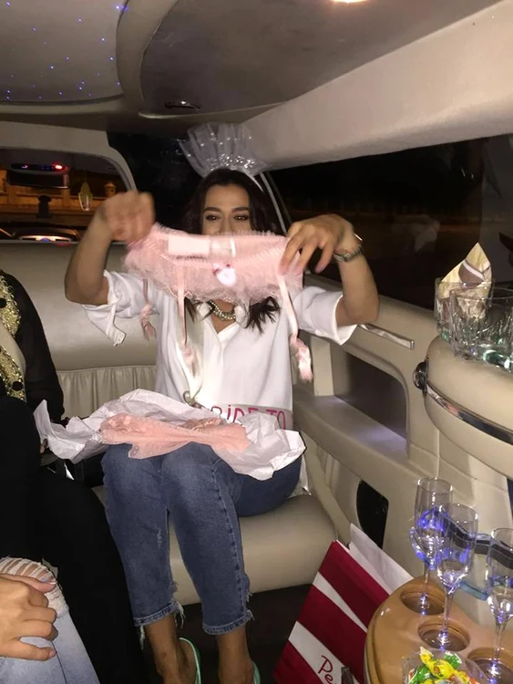 Claudia a primit de la prietene și un set de lenjerie intimă roz