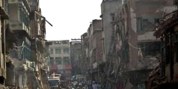 Pakistan: Un liceu şi o clinică au fost distruse într-un atentat