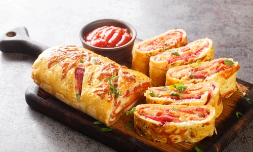 Rulada cu salam si mozzarella  Sursa foto shutterstock 2254709227 jpg