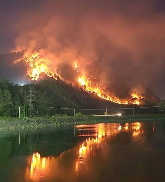 Imagini de coșmar. Valea Oltului, în flăcări. „Așa arată Apocalipsa, nu mai rămâne nimic până dimineață”