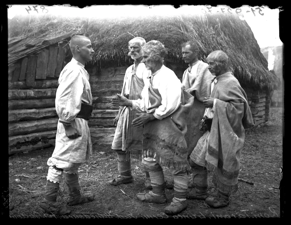 Țărani din Lunca Cernii. 1928 Foto: Denis Galloway SURSA: Muzeul Etnografic al Transilvaniei 