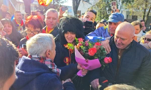 Călin Georgescu, așteptat de simpatizanții săi în fața sediului de poliție din Buftea FOTO Mediafax 