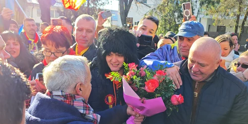 Călin Georgescu, așteptat de simpatizanții săi în fața sediului de poliție din Buftea FOTO Mediafax 