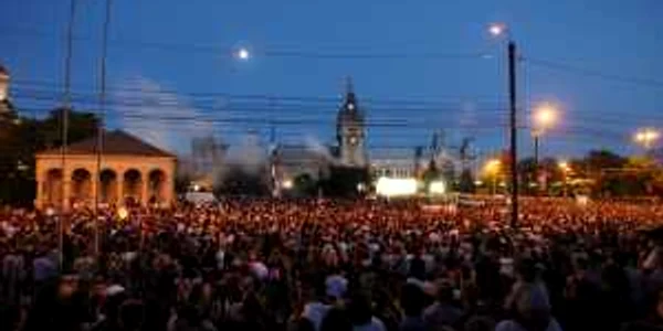 Mii de ieşeni au participat la ridicarea lampioanelor şi la concertele de la Palatul Culturii