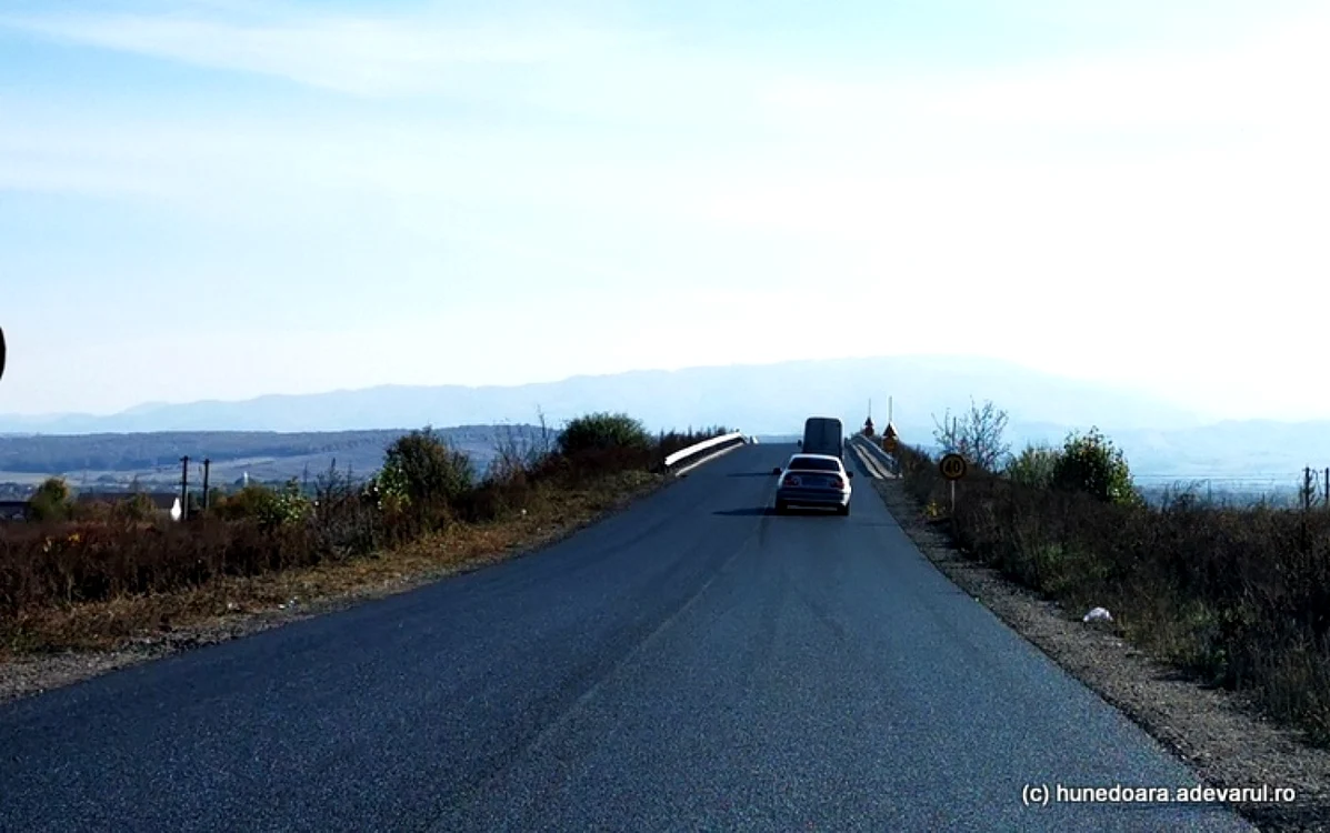 Podul peste calea ferată. Foto: Daniel Guţă. ADEVĂRUL
