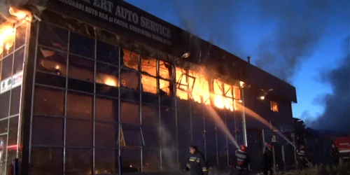 Lichidarea incendiului de la Expert Auto Service a fost una dintre cele mai dificile misiuni ale pompierilor de la ISU Galaţi