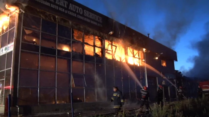 Lichidarea incendiului de la Expert Auto Service a fost una dintre cele mai dificile misiuni ale pompierilor de la ISU Galaţi