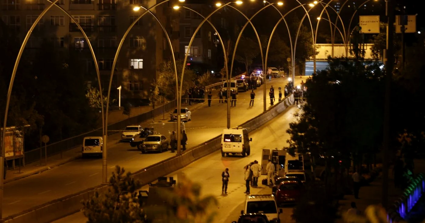 Poliţia investighează strada principală care duce la sediul celor două clădiri FOTO Reuters