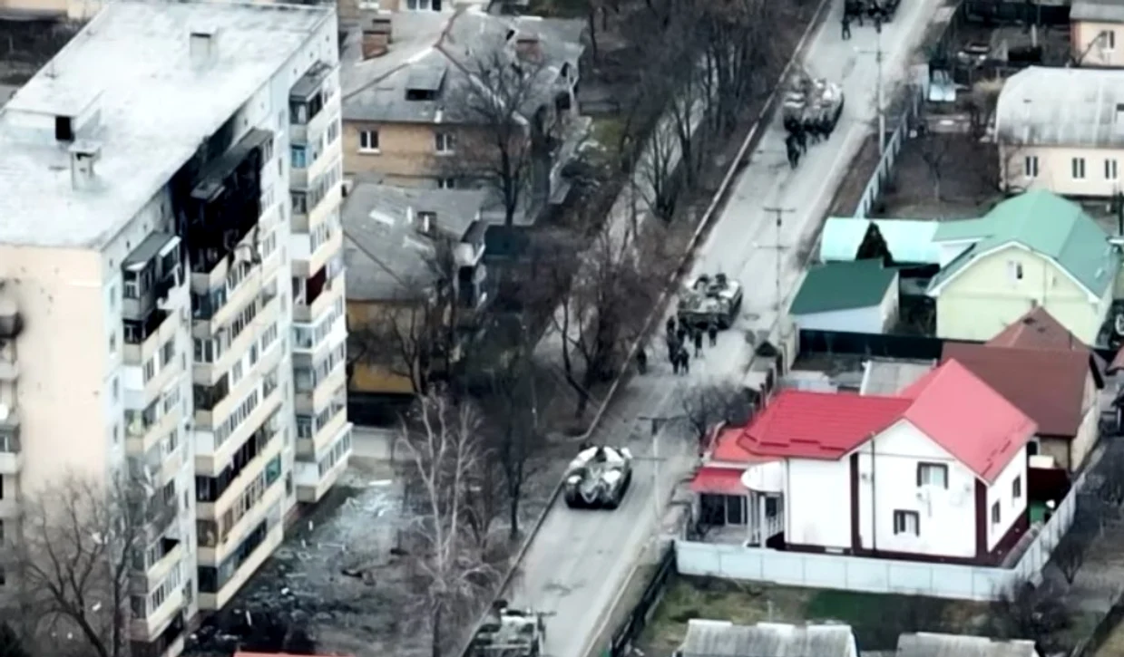 Soldați ruși pe străzile orașului  Bucha FOTO: captura video