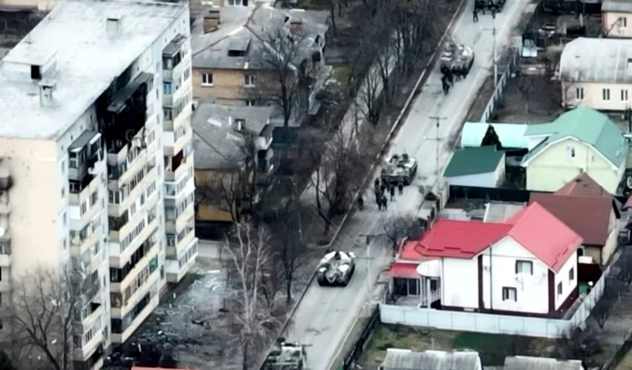 Soldați ruși pe străzile orașului  Bucha FOTO: captura video