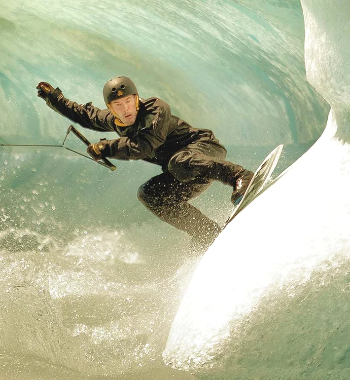 
    Mulţi evită gheţarii  plutitori, însă pentru  Adam Errington  gheaţa e folosită pe  post de trambulină (fotografii: Photoland / Caters)  