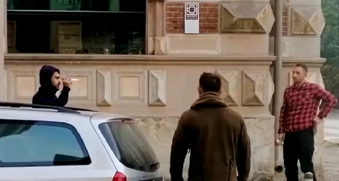 Bărbatul a lăsat cuțitul din mână, apoi a fost încătușat. Foto: Captură video Adevărul