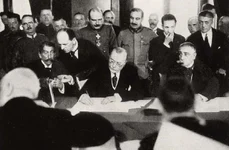 7 mai 1918: prim-ministrul român Alexandru Marghiloman (5 martie 1918-23 octombrie 1918) semnează Tratatul de Pace de la București