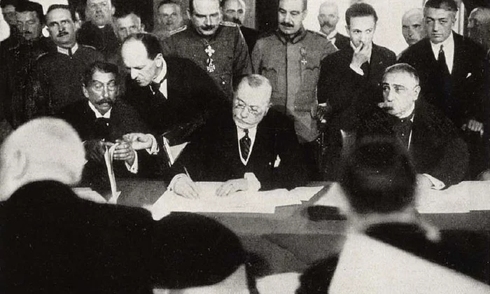7 mai 1918: prim-ministrul român Alexandru Marghiloman (5 martie 1918-23 octombrie 1918) semnează Tratatul de Pace de la București