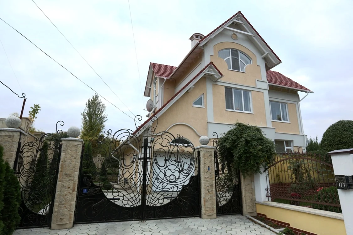 Judecătorul susţine că şi-a construit casa din banii din afacerea soţiei FOTO Adevărul