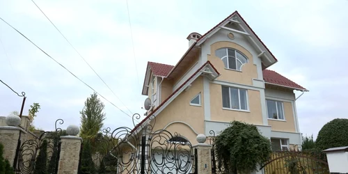 Judecătorul susţine că şi-a construit casa din banii din afacerea soţiei