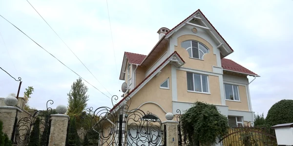 Judecătorul susţine că şi-a construit casa din banii din afacerea soţiei
