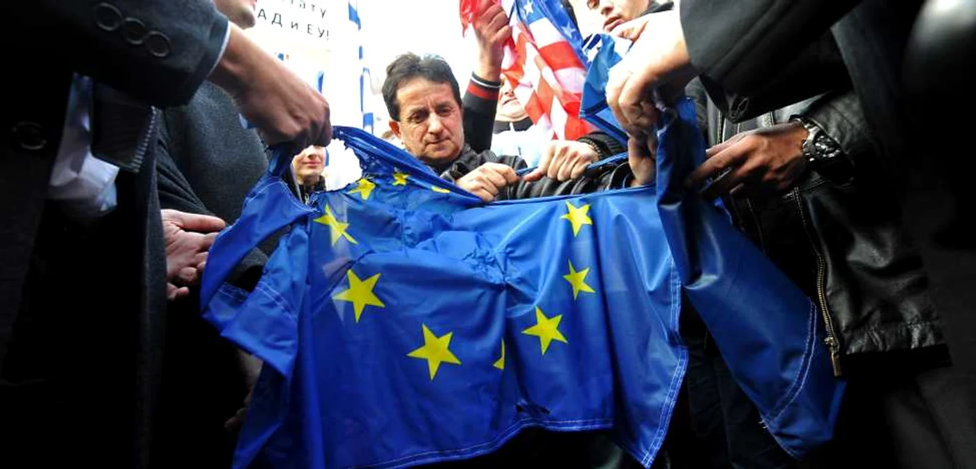 ICâteva sute de protestatari au cerut renunţarea la planul de aderare la UE                   Foto AFP